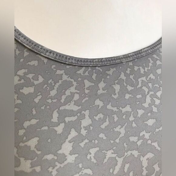 🔮 UNDER ARMOUR | Grey Workout Tank Size Small - Picture 2 of 7